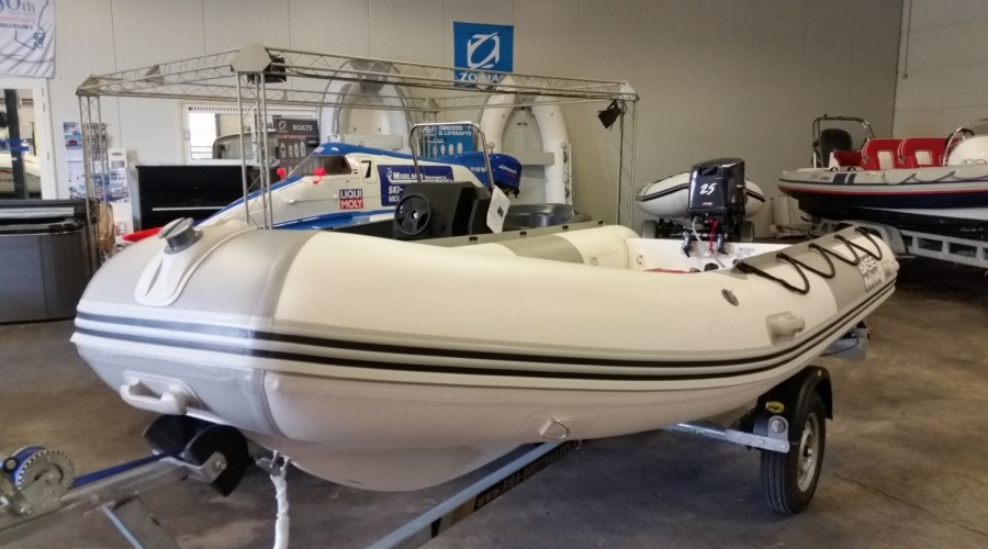 Nieuwe overjarige Base 420 RIB met gebruikte Selva 25pk en Riba trailer